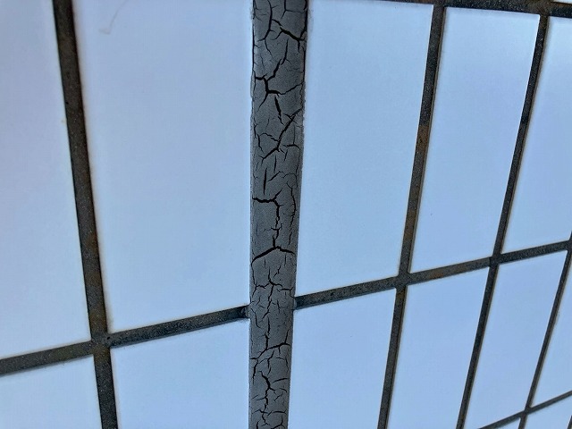 タイル目地部分のひび割れ